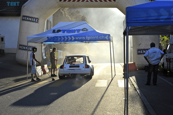 Tente 3x4.5m pour le départ d'une course de rallye