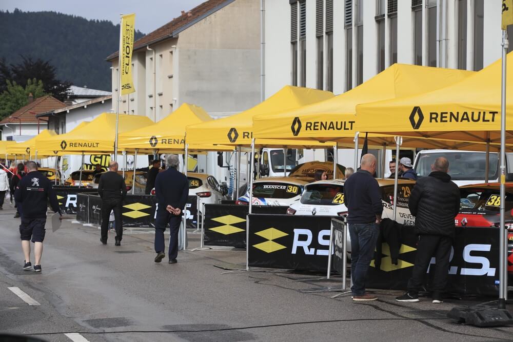 Le team de rallye Renault Sport équipé de tentes paddocks pliantes LPTENT