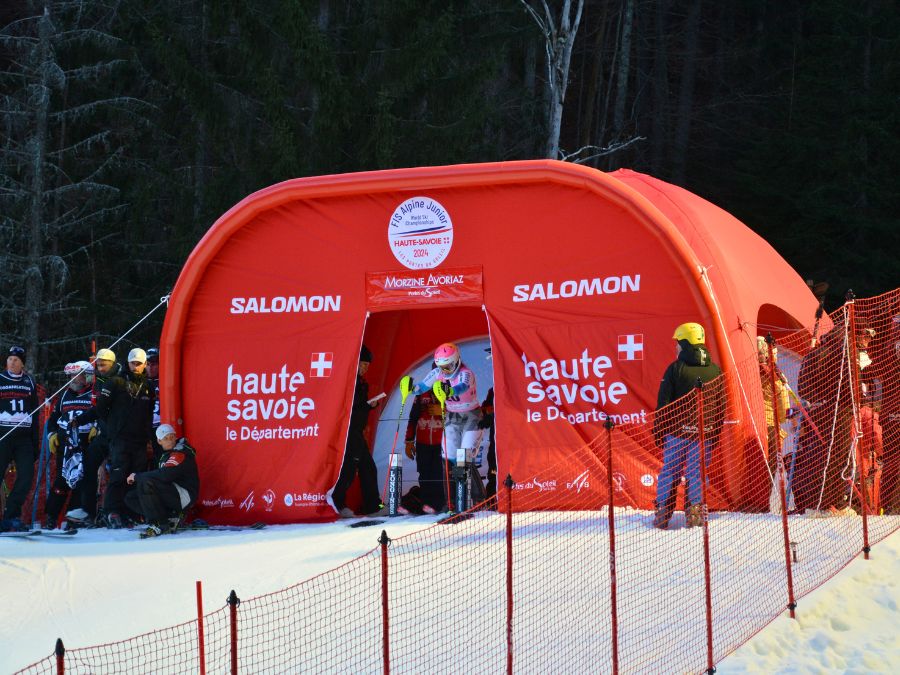 Tente gonflable X460 4x6 fronton sur-mesure pour compétition de ski